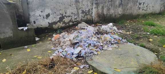 बीआरसी केंद्र पर फैली गंदगी बीआरसी केंद्र पर फैली गंदगी