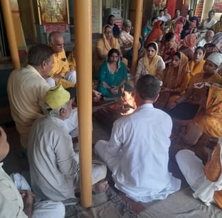 बिजनौर में गुरु पूर्णिमा पर हवन यज्ञ करते श्रद्धालु। स्रोत श्रद्धालु बिजनौर में गुरु पूर्णिमा पर हवन यज्ञ करते श्रद्धालु। स्रोत श्रद्धालु