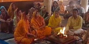 बिल्सी के संकट मोचन दरबार में मंहत से आशीर्वाद लेते पूर्व चैयरमेन ओमप्रकाश सागर। संवाद