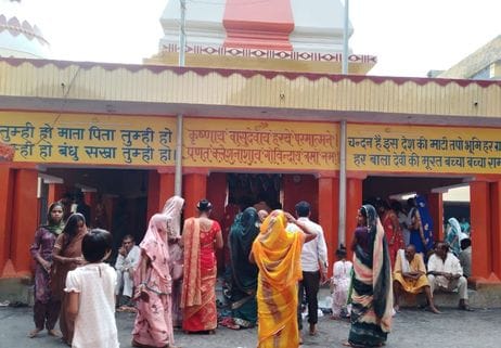बिल्सी के संकट मोचन दरबार में मंहत से आशीर्वाद लेते पूर्व चैयरमेन ओमप्रकाश सागर। संवाद