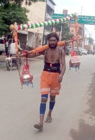 बनत   कलश में गंगाजल लेकर जाता शिव भक्त  । संवाद
