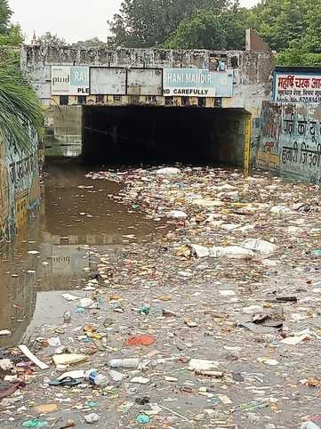 फोटो :01: सोनीपत में शनिमंदिर के पास नाले की जाली में जमा पॉलीथीन। संवाद फोटो :01: सोनीपत में शनिमंदिर के पास नाले की जाली में जमा पॉलीथीन। संवाद