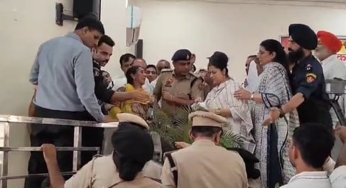 फतेहाबाद... 56 जमीनी विवाद के मामले की पीड़िता से जानकारी लेती मंत्री श्रुति चौधरी व उपायुक्त म
