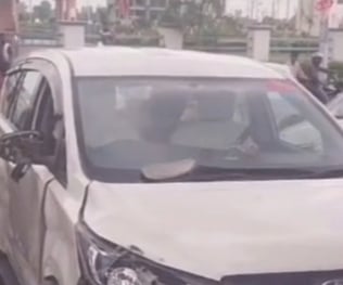 जिला अस्पताल में  भर्ती घायल हुए युवक । वीडियोग्रैब