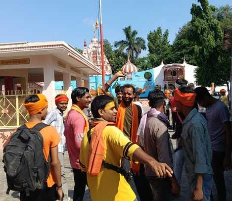 जत्थे में शामिल अमरनाथ यात्री और रवाना करते लोग स्रोत: स्वयं