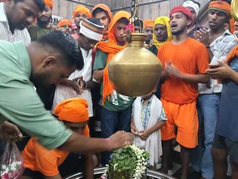 जत्थे में शामिल अमरनाथ यात्री और रवाना करते लोग स्रोत: स्वयं