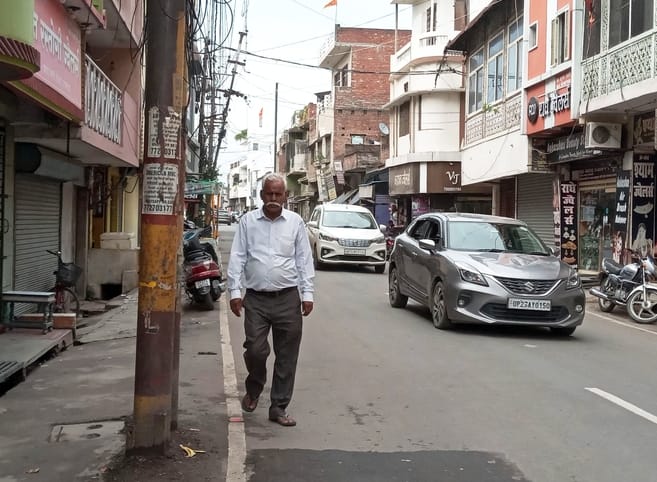 कांवड़ रूट पर अंटा चौराहा के पास टूटे मेनहोल पर पड़ीं ईंटें। संवाद कांवड़ रूट पर अंटा चौराहा के पास टूटे मेनहोल पर पड़ीं ईंटें। संवाद