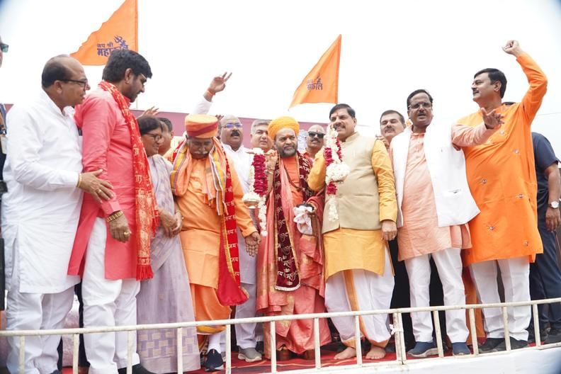 मुख्यमंत्री ने उठाई कावड़