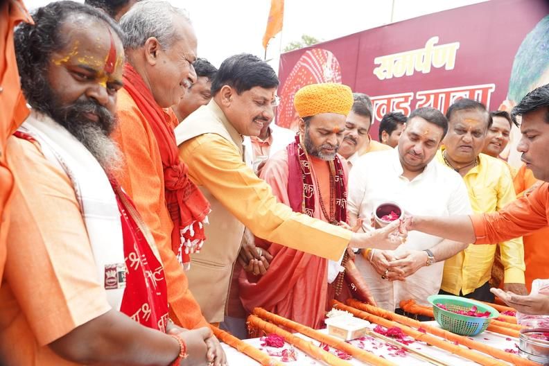 मुख्यमंत्री ने उठाई कावड़