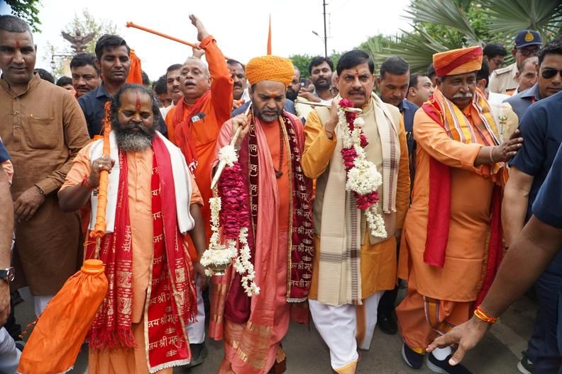 मुख्यमंत्री ने उठाई कावड़