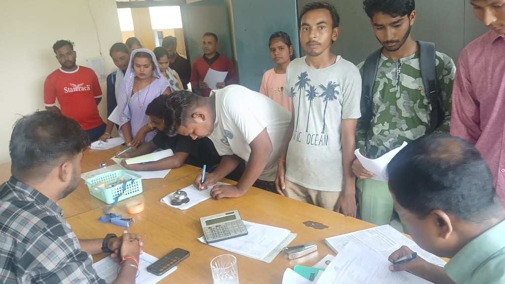 पलिया डिग्री कॉलेज में लगाई गई मेरिट सूची देखती छात्रा। संवाद