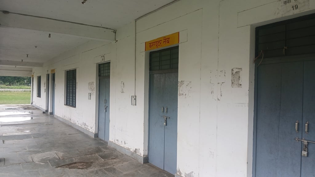 पलिया डिग्री कॉलेज में लगाई गई मेरिट सूची देखती छात्रा। संवाद