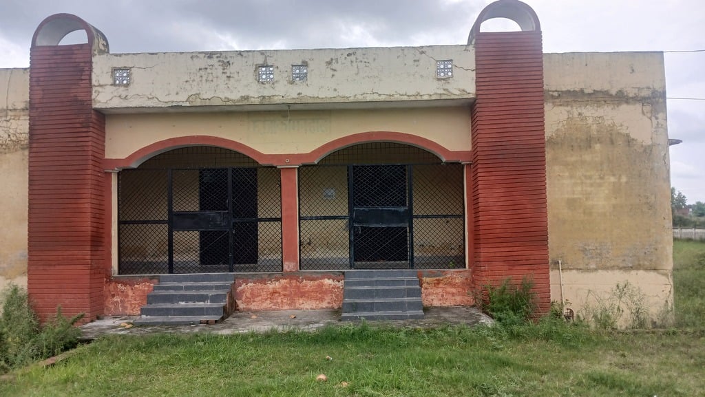 पलिया डिग्री कॉलेज में लगाई गई मेरिट सूची देखती छात्रा। संवाद