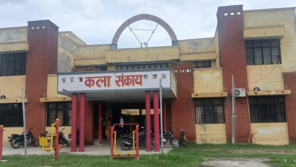पलिया डिग्री कॉलेज में लगाई गई मेरिट सूची देखती छात्रा। संवाद