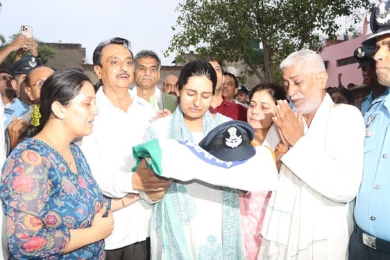 रोहतक के शहीद पायलट लोकेन्दर सिंह सिंधू को अंतिम सलामी देतीं पत्नी डाॅ. सुरभि।  - दीपक खन्ना