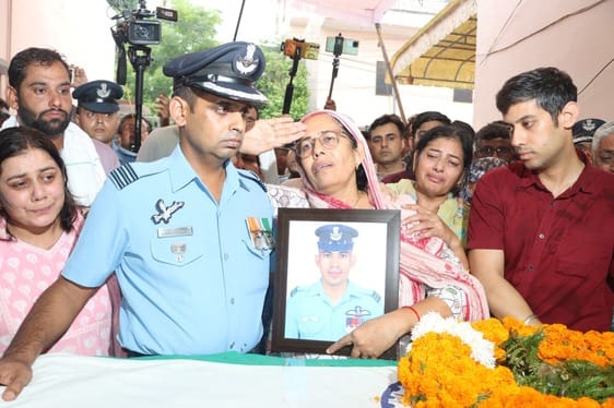 रोहतक के शहीद पायलट लोकेन्दर सिंह सिंधू को अंतिम सलामी देतीं पत्नी डाॅ. सुरभि।  - दीपक खन्ना