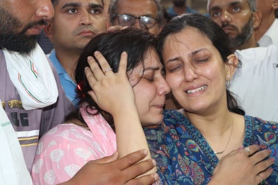रोहतक के शहीद पायलट लोकेन्दर सिंह सिंधू को अंतिम सलामी देतीं पत्नी डाॅ. सुरभि।  - दीपक खन्ना