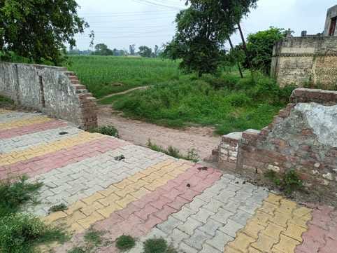 शामली के गांव बलवा  प्राथमिक विद्यालय की टूटी दीवार के पास खड़े बच्चे । संवाद