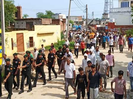 12jjrp14- सिवाना गांव में सैनिक के परिजनों को तिरंगा सौंपते हुए सैनिक। संवाद 12jjrp14- सिवाना गांव में सैनिक के परिजनों को तिरंगा सौंपते हुए सैनिक। संवाद