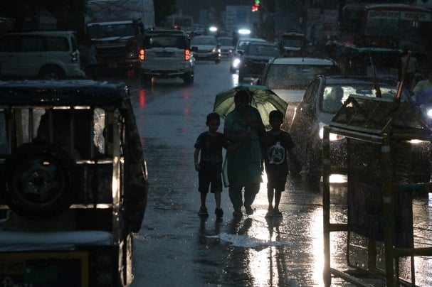 बिजनौर में स्टेशन चौराहे के पास बारिश से हुए जलभराव से बंद हुई स्कूटी को धक्का देकर ले जाता व्य बिजनौर में स्टेशन चौराहे के पास बारिश से हुए जलभराव से बंद हुई स्कूटी को धक्का देकर ले जाता व्य