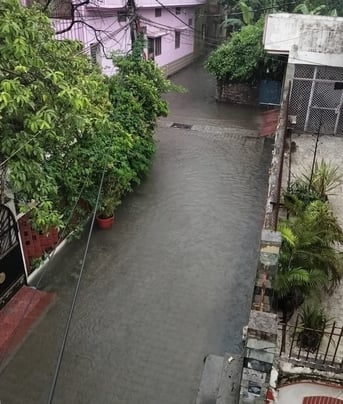 बिजनौर में स्टेशन चौराहे के पास बारिश से हुए जलभराव से बंद हुई स्कूटी को धक्का देकर ले जाता व्य बिजनौर में स्टेशन चौराहे के पास बारिश से हुए जलभराव से बंद हुई स्कूटी को धक्का देकर ले जाता व्य