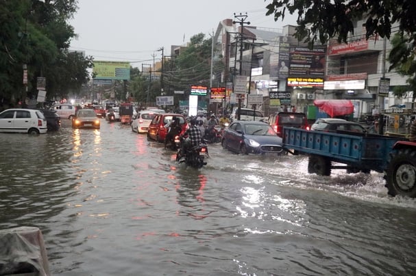 बिजनौर में स्टेशन चौराहे के पास बारिश से हुए जलभराव से बंद हुई स्कूटी को धक्का देकर ले जाता व्य बिजनौर में स्टेशन चौराहे के पास बारिश से हुए जलभराव से बंद हुई स्कूटी को धक्का देकर ले जाता व्य