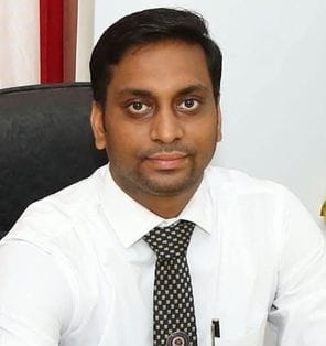 फोटो 13- सोनीपत के मिशन चौक के पास बारिश में जलभराव होने से उखड़ी सड़क निर्माण सामग्री, गुजरते 