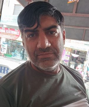 फोटो 13- सोनीपत के मिशन चौक के पास बारिश में जलभराव होने से उखड़ी सड़क निर्माण सामग्री, गुजरते 