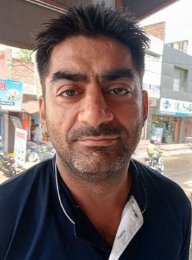 फोटो 13- सोनीपत के मिशन चौक के पास बारिश में जलभराव होने से उखड़ी सड़क निर्माण सामग्री, गुजरते 