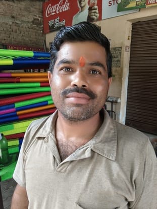 गड्ढों में तब्दील कुंवरगांव - आंवला मुख्य सड़क। संवाद