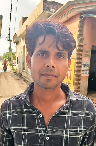 गड्ढों में तब्दील कुंवरगांव - आंवला मुख्य सड़क। संवाद