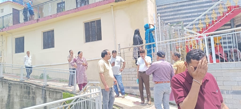 गोशाला निर्माण विवाद में बीडीओ कार्यालय की जांच टीम निरीक्षण करती हुई। संवाद गोशाला निर्माण विवाद में बीडीओ कार्यालय की जांच टीम निरीक्षण करती हुई। संवाद