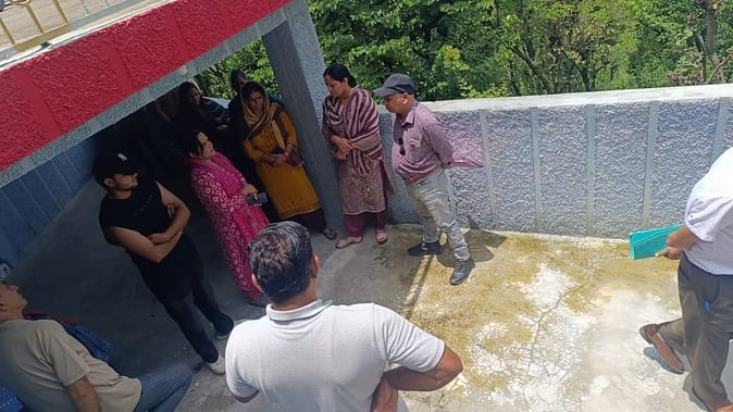 गोशाला निर्माण विवाद में बीडीओ कार्यालय की जांच टीम निरीक्षण करती हुई। संवाद गोशाला निर्माण विवाद में बीडीओ कार्यालय की जांच टीम निरीक्षण करती हुई। संवाद