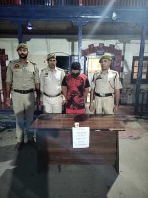 पांपोर में पकड़े ड्रग तस्करी के दो आरोपी। स्रोत पुलिस