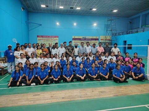 दो दिवसीय अंतरराज्यीय खेल बैडमिंटन प्रतियोगिता में खेलते । संवाद। दो दिवसीय अंतरराज्यीय खेल बैडमिंटन प्रतियोगिता में खेलते । संवाद।