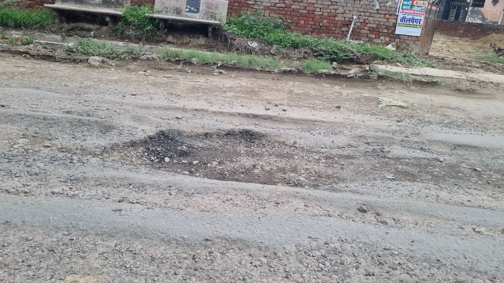 फोटो 10- सोनीपत के खरखौदा में खस्ताहाल दिल्ली-औचंडी रोड पर गड्ढों से बचकर निकलती कार। संवाद फोटो 10- सोनीपत के खरखौदा में खस्ताहाल दिल्ली-औचंडी रोड पर गड्ढों से बचकर निकलती कार। संवाद
