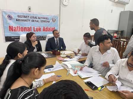 फोटो : 12 : राष्ट्रीय लोक अदालत के तहत केसों की सुनवाई करते न्यायाधीश सूर्यकरण चौधरी। सूचना विभ फोटो : 12 : राष्ट्रीय लोक अदालत के तहत केसों की सुनवाई करते न्यायाधीश सूर्यकरण चौधरी। सूचना विभ