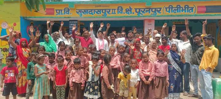 गांव चंदोखा में स्कूल के बाहर प्रदर्शन करते बच्चे और अभिभावक। ग्रामीण गांव चंदोखा में स्कूल के बाहर प्रदर्शन करते बच्चे और अभिभावक। ग्रामीण