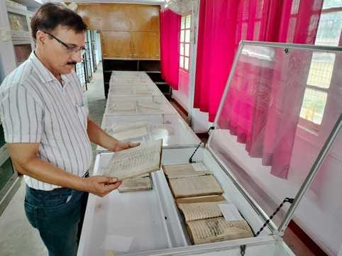 जीएफ कॉलेज की लाइब्रेरी में सहज कर रखी गईं पांडुलिपियां। संवाद जीएफ कॉलेज की लाइब्रेरी में सहज कर रखी गईं पांडुलिपियां। संवाद