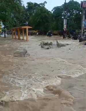 जगह जगह हूए जलभराव की तस्वीरें (फोटो: अमर उजाला)