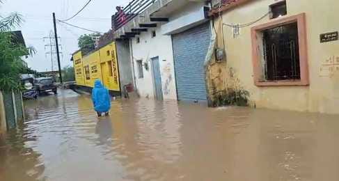 जगह जगह हूए जलभराव की तस्वीरें (फोटो: अमर उजाला)