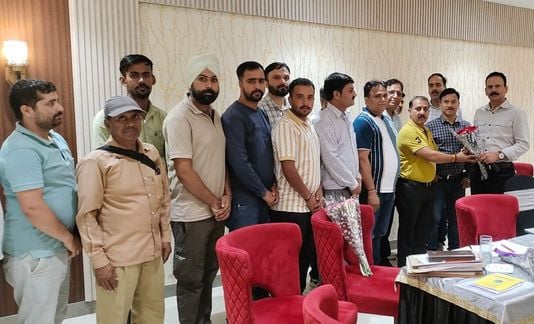 कालाअंब में आयोजित बैठक के में विद्युत बोर्ड के आला अधिकारी और औद्योगिक संगठनों के पदाधिकारी। स कालाअंब में आयोजित बैठक के में विद्युत बोर्ड के आला अधिकारी और औद्योगिक संगठनों के पदाधिकारी। स