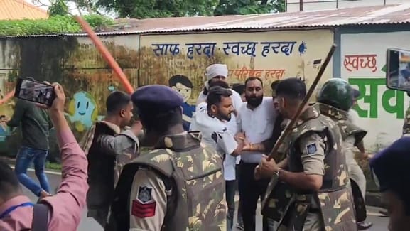 करणी सेना ने बाईपास पर किया चक्का जाम