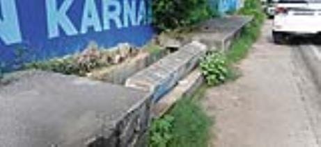 मानसून की तैयारियों का था दावा, खुले पड़े नाले बने खतरा