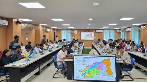 प्रमंडलीय आयुक्त को गार्ड ऑफ ऑनर देते पुलिस अधिकारी। प्रमंडलीय आयुक्त को गार्ड ऑफ ऑनर देते पुलिस अधिकारी।