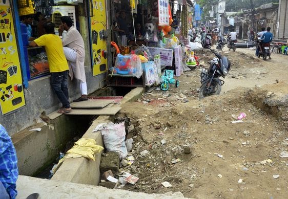 स्टेशन रोड पंडित जी पैट्रोल पंप के पास अधूरे पड़े नाले में भरा मलबा। संवाद