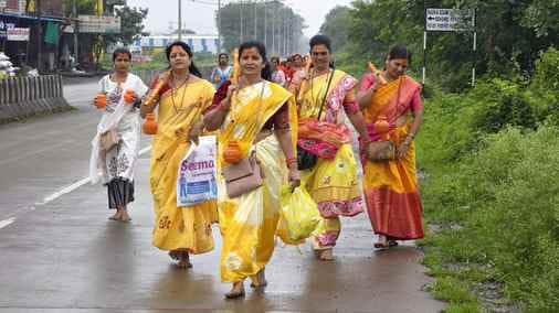 श्रावण मास शुरू होने के साथ ही प्रतिदिन बड़ी संख्या में शिवभक्त सीवन तट से कांवड़ भरकर कुबेरेश्