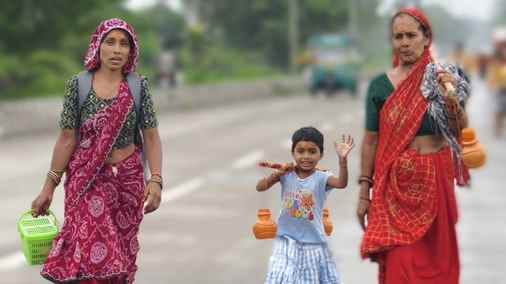 श्रावण मास शुरू होने के साथ ही प्रतिदिन बड़ी संख्या में शिवभक्त सीवन तट से कांवड़ भरकर कुबेरेश्
