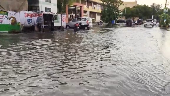 तेज बारिश से दरिया बनी अजमेर की सड़कें