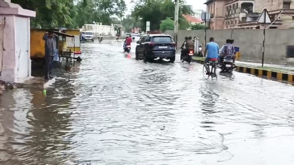 तेज बारिश से दरिया बनी अजमेर की सड़कें